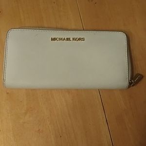 Micheal Kors jet set travel  continental wallet
